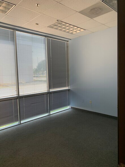 More Photos Of 1955 Lakeway Dr, Lewisville Showroom For Lease