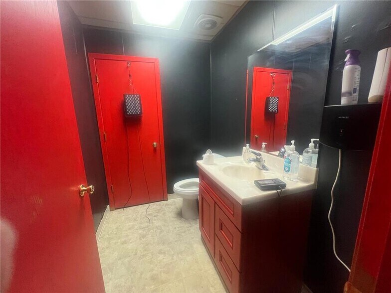 More Photos Of 105 S Mantorville Ave, Kasson Service For Sale