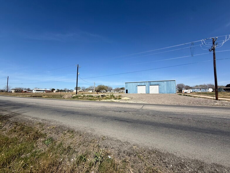 More Photos Of 1321 High Rd, Kyle Warehouse For Lease