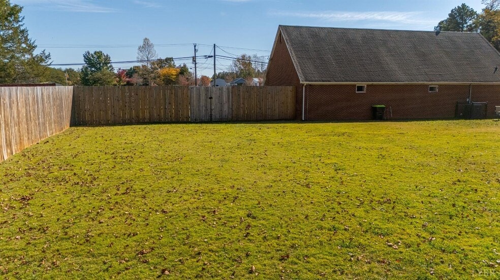 More Photos Of 273 Riverbend Rd, Altavista Showroom For Sale