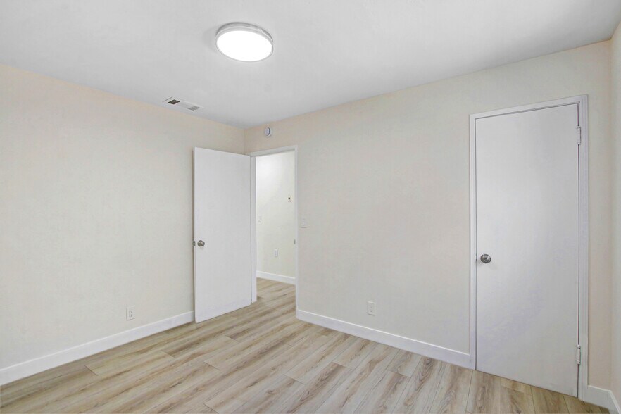 More Photos Of 3879 Dykes Ln, Riverside Apartments For Sale
