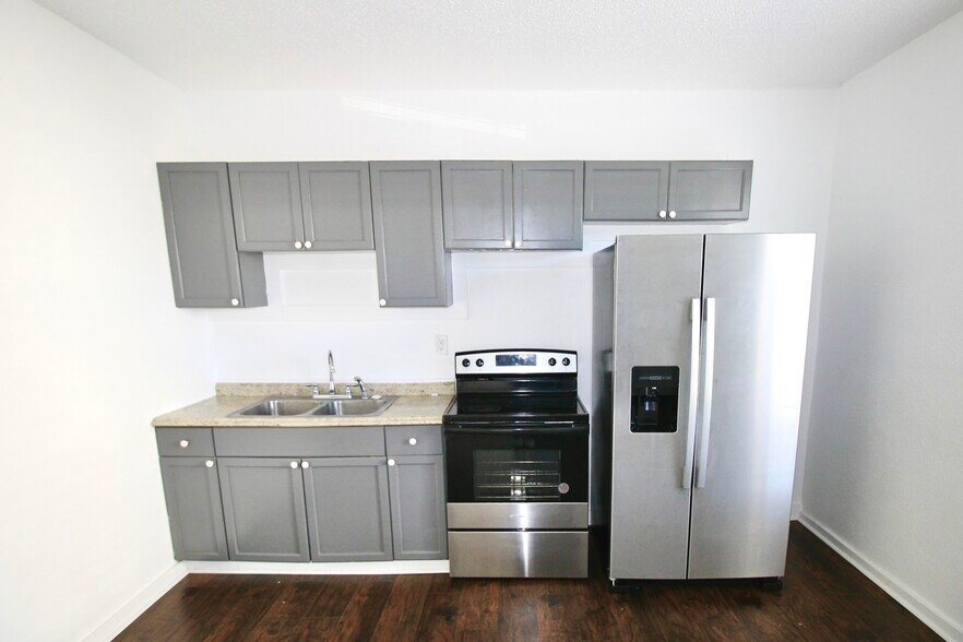 More Photos Of 610 Dundee Rd, Dundee Storefront Retail Residential For Lease