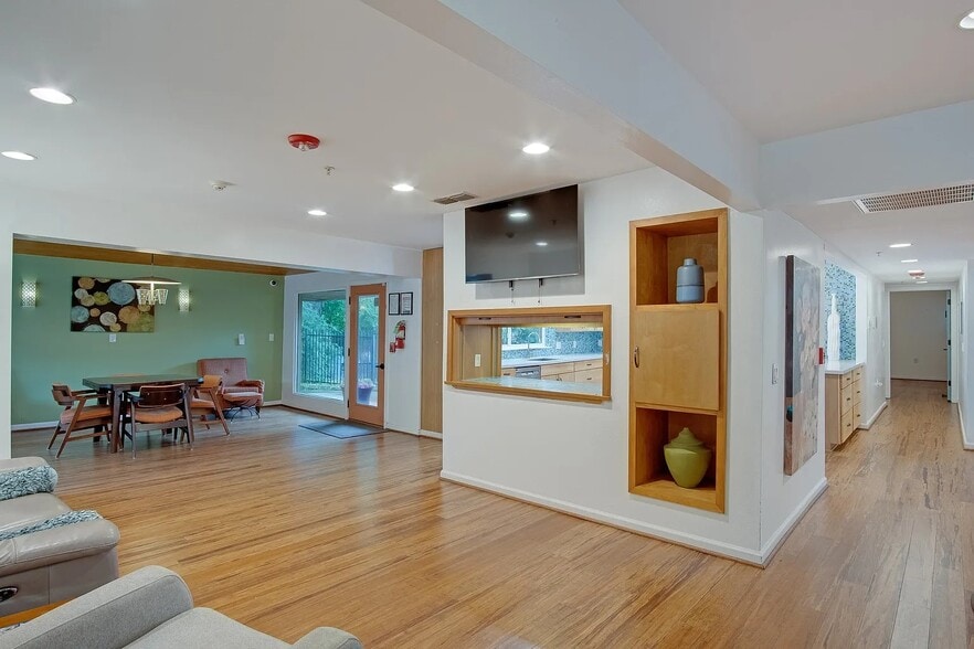 More Photos Of 921 NW 9th St, Grand Prairie Assisted Living For Sale