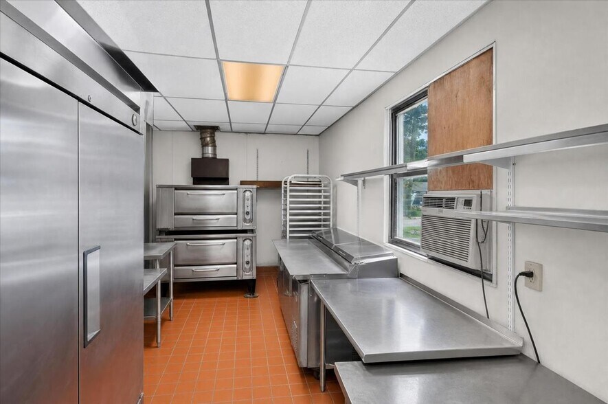 More Photos Of 11 E Pattagansett Rd, Niantic Restaurant For Sale