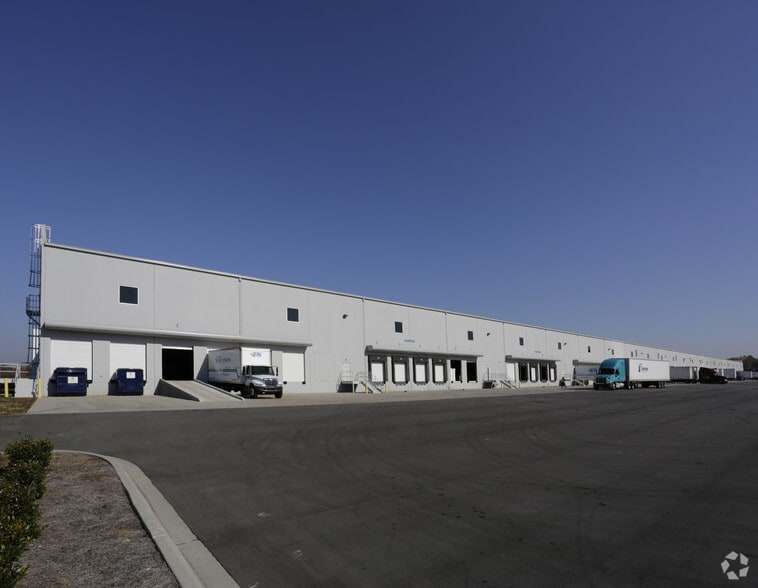 More Photos Of 10225 Western Ridge Rd, Charlotte Distribution For Lease