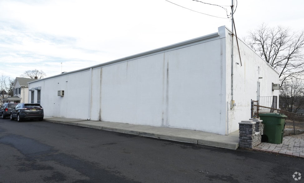 More Photos Of 10 Embroidery St, Sayreville Warehouse For Lease