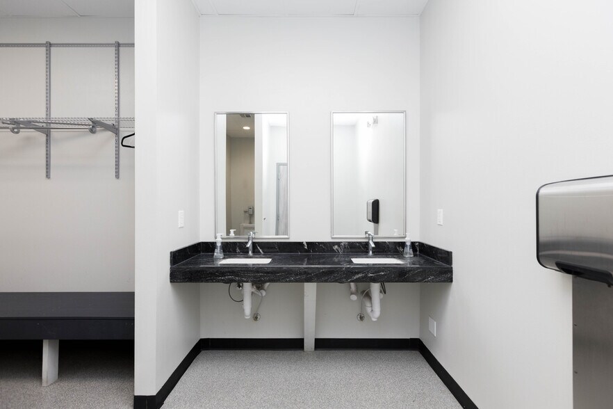 More Photos Of 12110 S Harrells Ferry Rd, Baton Rouge Showroom For Lease