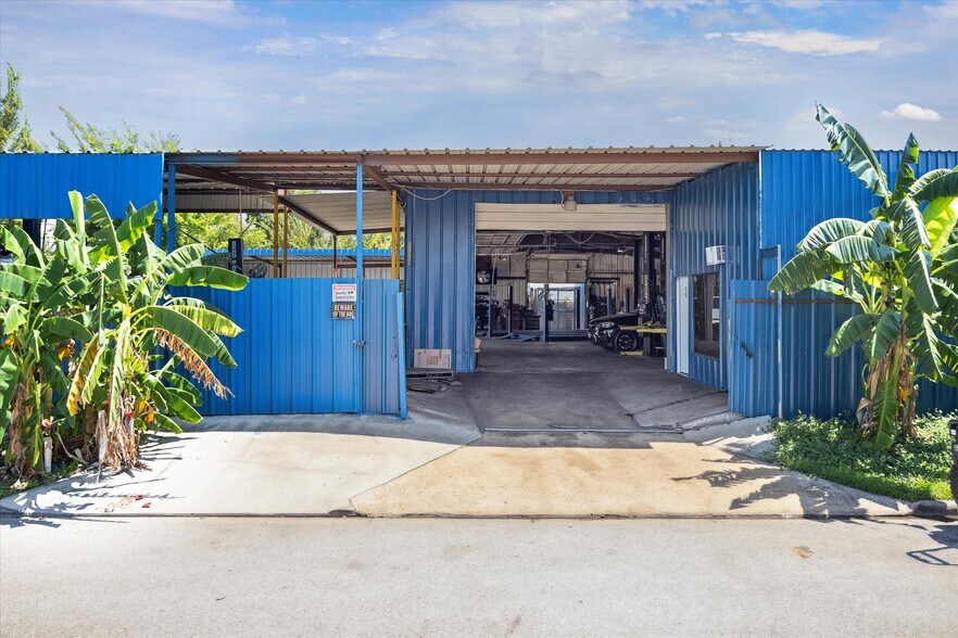 More Photos Of 8921 Daffodil Ave, Houston Auto Repair For Lease