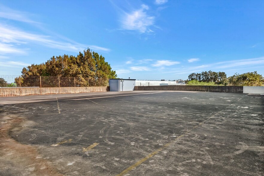 More Photos Of 38 Ricketty St, Mascot Showroom For Lease