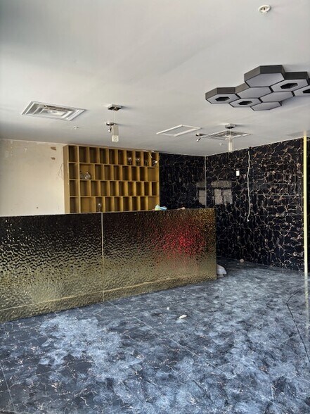 More Photos Of 689 Oxford St W, London Storefront For Lease
