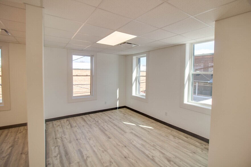 More Photos Of 107 N State St, Jerseyville Office For Lease