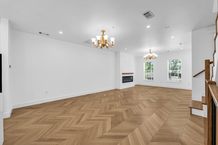 More Photos Of 329 SW 5th St, Bentonville Office For Sale