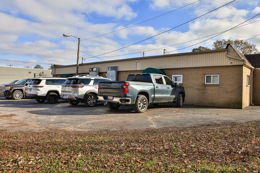 More Photos Of 308 N Lindell St, Martin Office For Sale