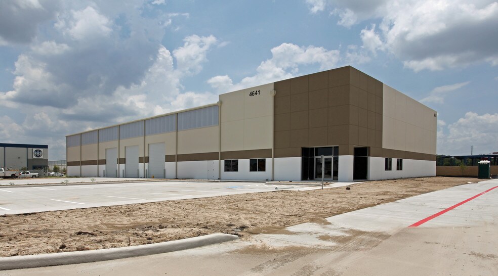 More Photos Of 4641 Kennedy Commerce Dr, Houston Warehouse For Lease