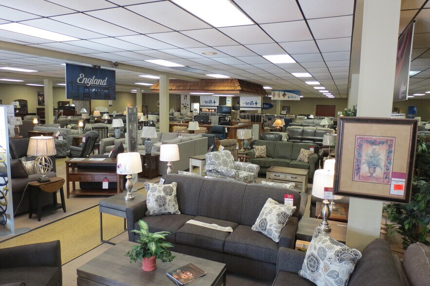 More Photos Of 16 Graybill Rd, Leola Freestanding For Lease