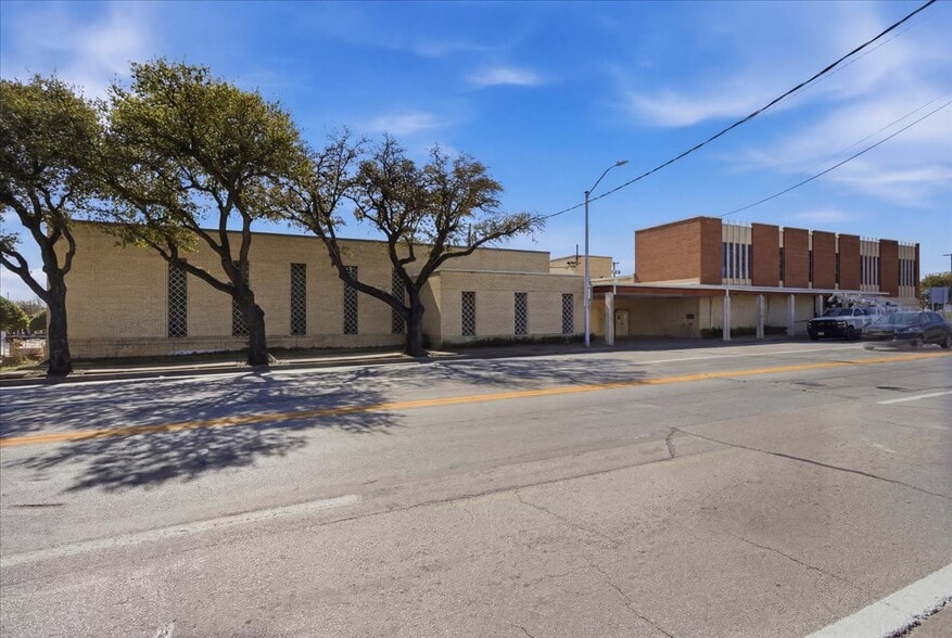 More Photos Of 111 W Northside Dr, Fort Worth Funeral Home For Lease
