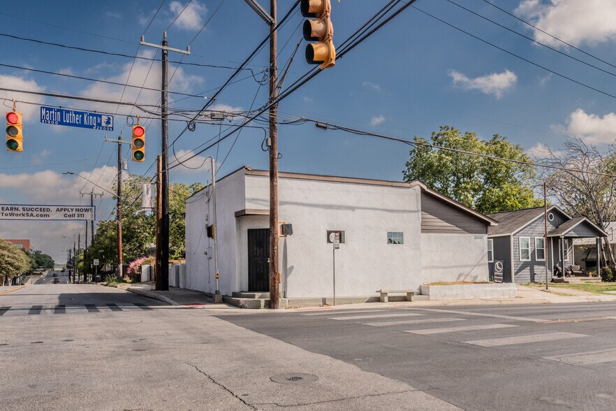 More Photos Of 630 S Walters, San Antonio Freestanding For Sale