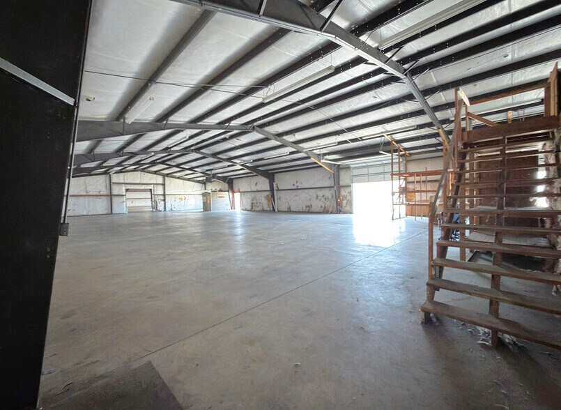 More Photos Of 206 Production Dr, Elizabethtown Warehouse For Lease