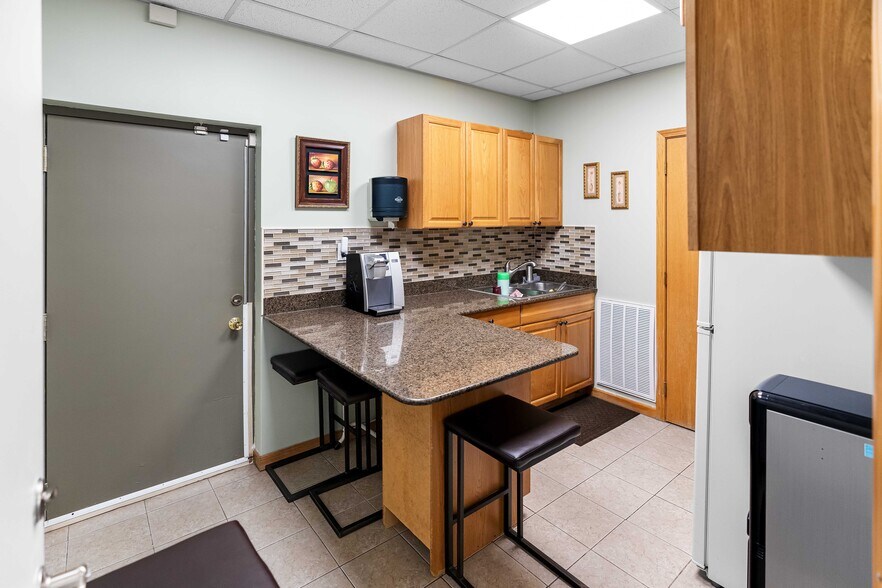 More Photos Of 1627 N Western Ave, Chicago Storefront For Lease