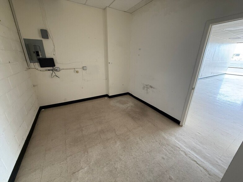 More Photos Of 1340-1360 N San Antonio Ave, Douglas Storefront For Lease