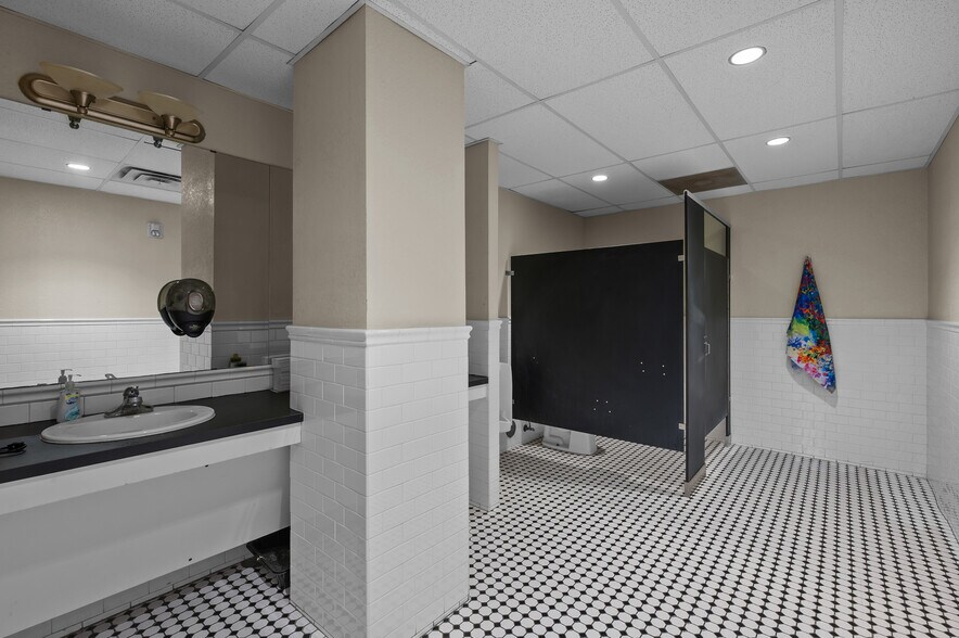 More Photos Of 531 W Main St, Denison Office For Sale