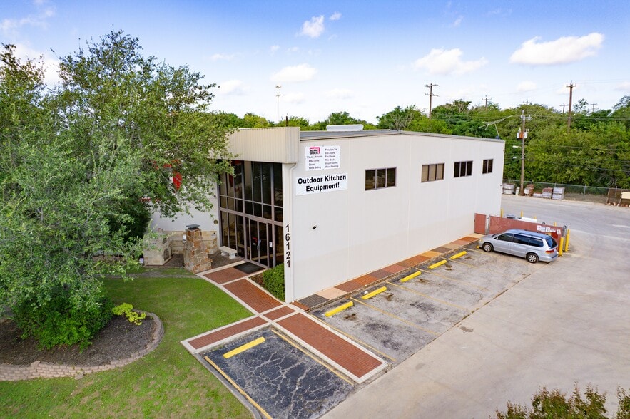 More Photos Of 16119 College Oak, San Antonio Showroom For Lease