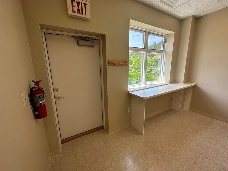 More Photos Of 4903 Starkey Rd, Roanoke Medical For Lease