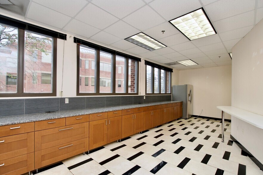 More Photos Of 1964 Gallows Rd, Vienna Office For Sale