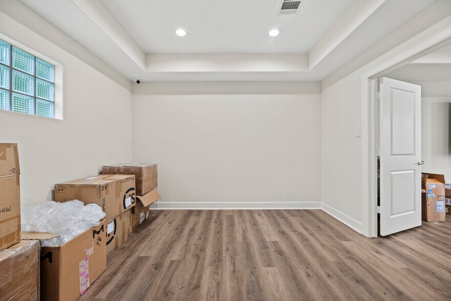 More Photos Of 10400 Main St, Houston Showroom For Lease