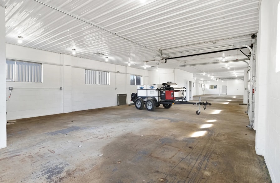 More Photos Of 2627 Williams Dr, Waterford Warehouse For Lease