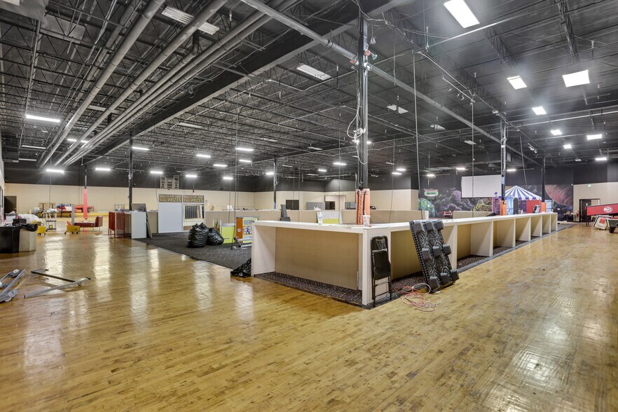 More Photos Of 1959 Metropolitan Pky SW, Atlanta Bowling Alley For Lease
