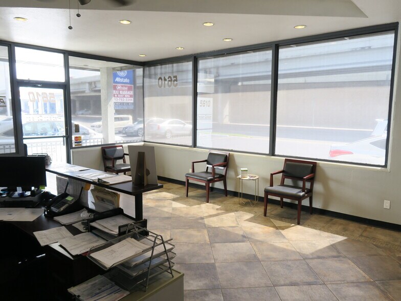 More Photos Of 5610-5613 Southwest Fwy, Houston Flex For Lease