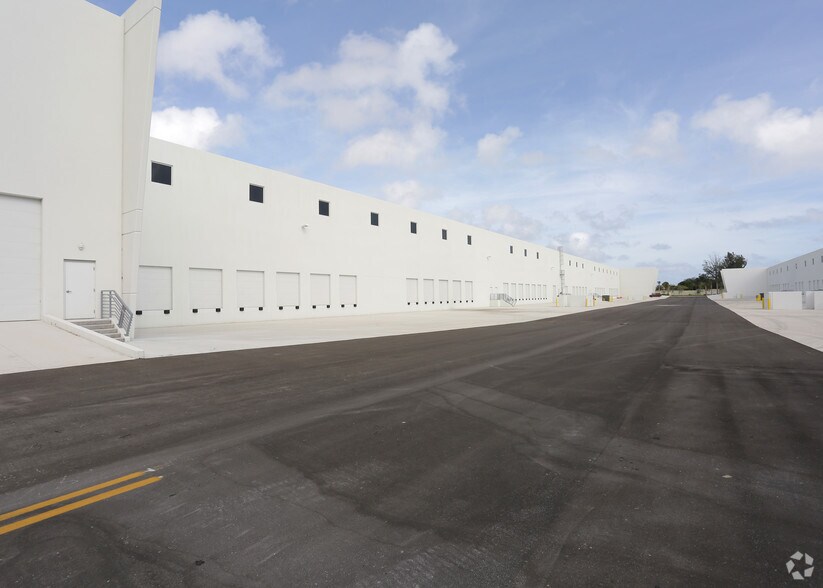 More Photos Of 400 Hillsboro Technology Dr, Deerfield Beach Distribution For Lease