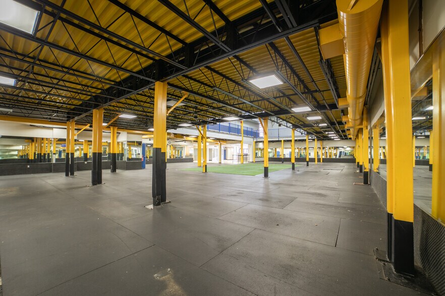 More Photos Of 450 State Route 34, Old Bridge Light Distribution For Sale