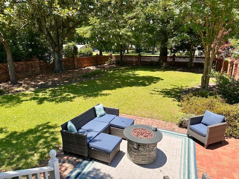 More Photos Of 615 College St, Clinton Hotel For Sale