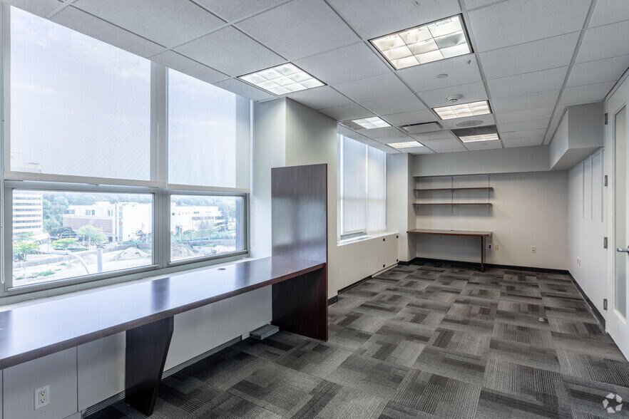 More Photos Of 75 S Broadway, White Plains Coworking Space