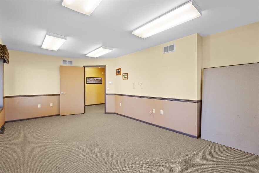 More Photos Of 2131 Calumet Dr, New Holstein Medical For Lease