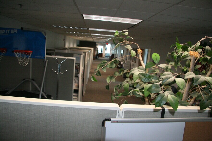 More Photos Of N28W23050 Roundy Dr, Pewaukee Office For Sale