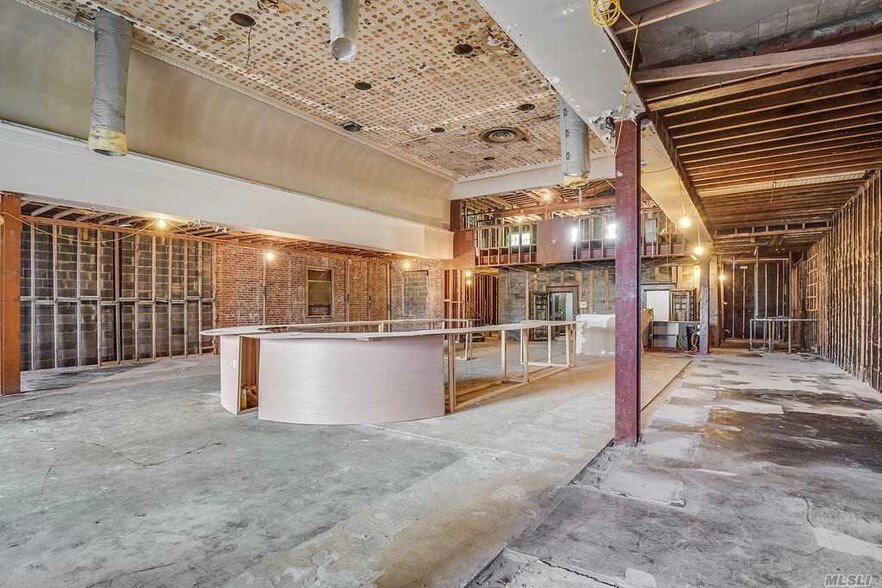 More Photos Of 147 S Wellwood Ave, Lindenhurst Restaurant For Lease