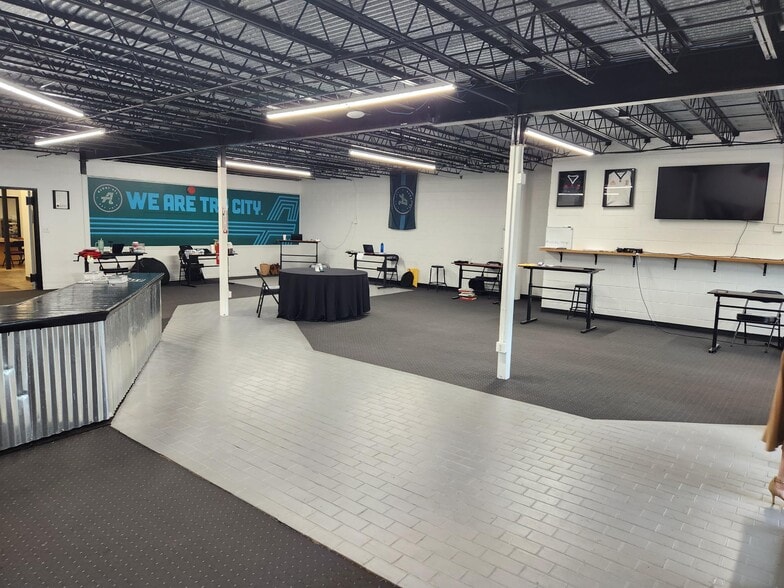 More Photos Of 598 W Atlanta St SE, Marietta Flex For Lease