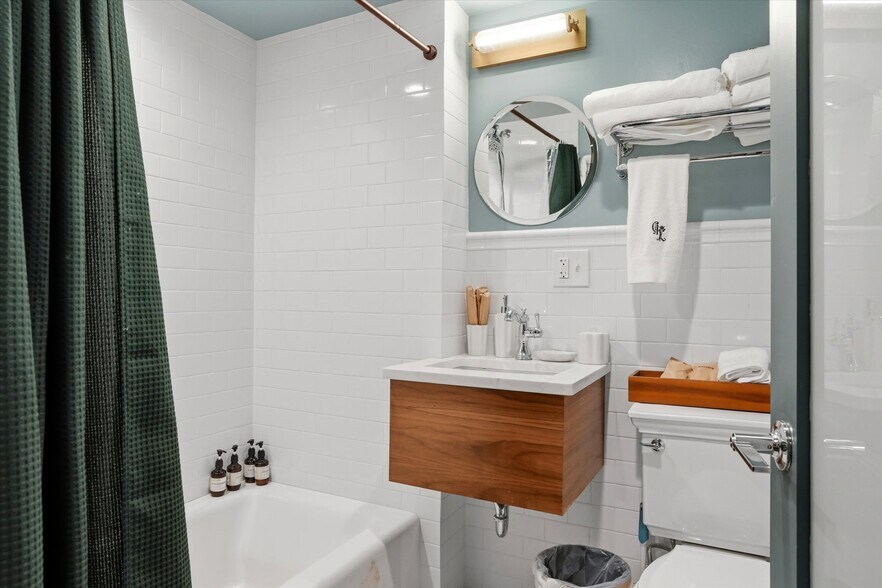 More Photos Of 140 N 2nd St, Philadelphia Hotel For Sale