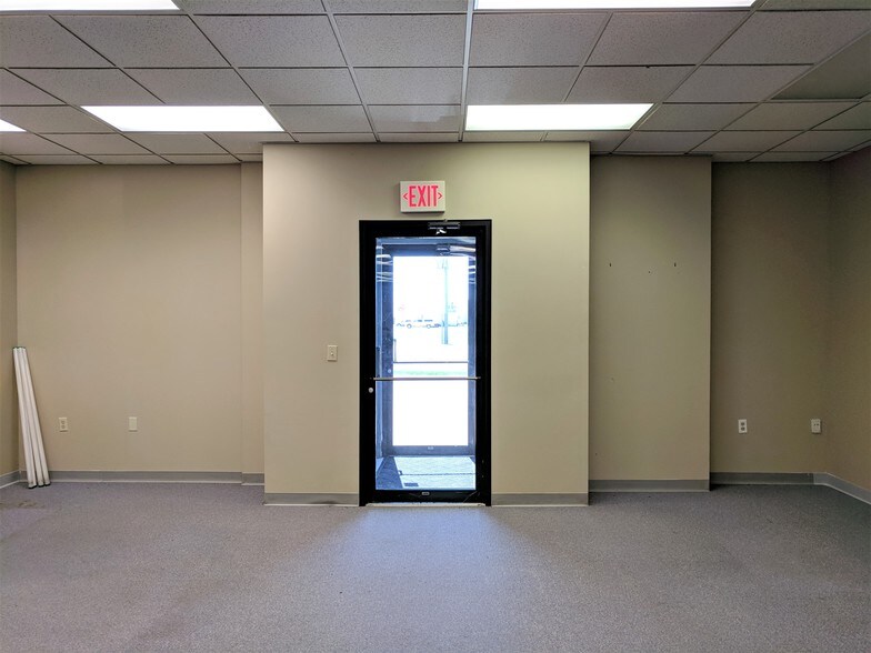 More Photos Of 901 W Main St, El Paso Office For Sale