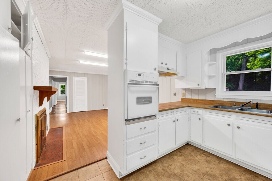 More Photos Of 1 Elizabeth Dr, Greenville Freestanding For Sale
