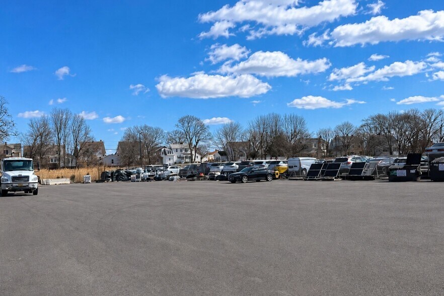 More Photos Of 300 Ferry Blvd, Stratford Freestanding For Lease