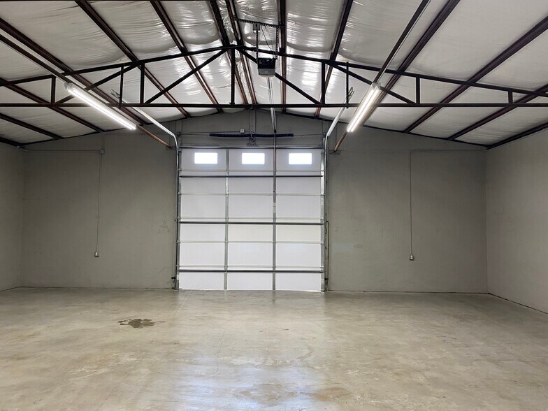 More Photos Of 316 W University Dr, McKinney Flex For Lease