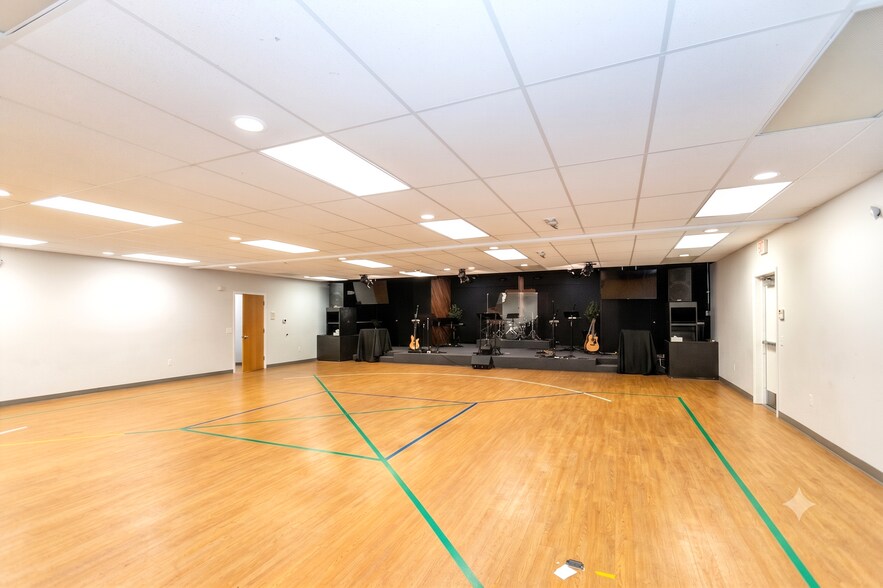 More Photos Of 230 Commerce Dr, Franklin Warehouse For Sale