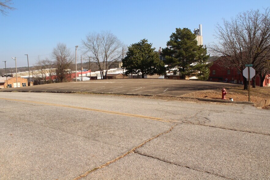 More Photos Of 105 N Main St, Nashville Bank For Sale