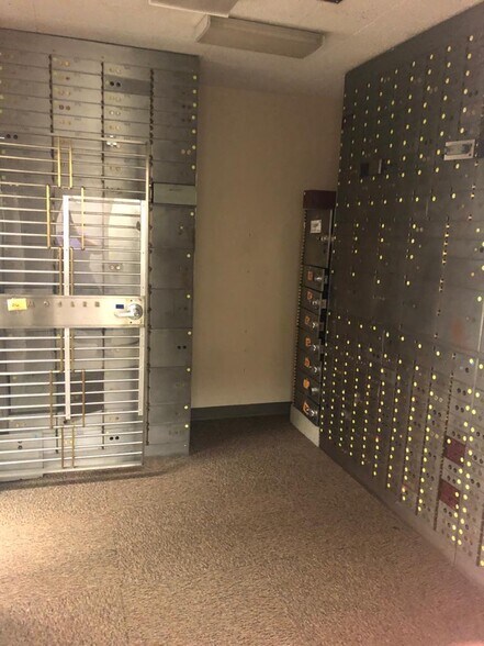 More Photos Of 3507 W Bay St, Savannah Bank For Lease