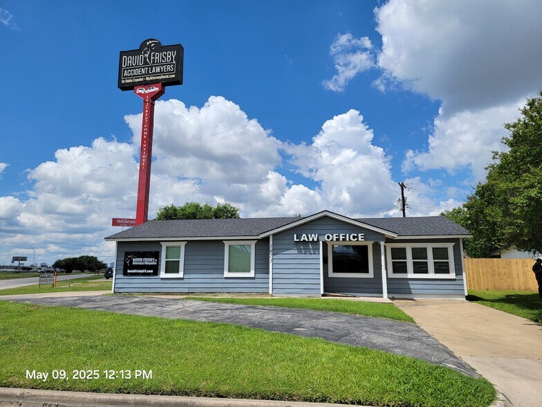Primary Photo Of 1913 Hemlock Dr, Haltom City Office For Sale