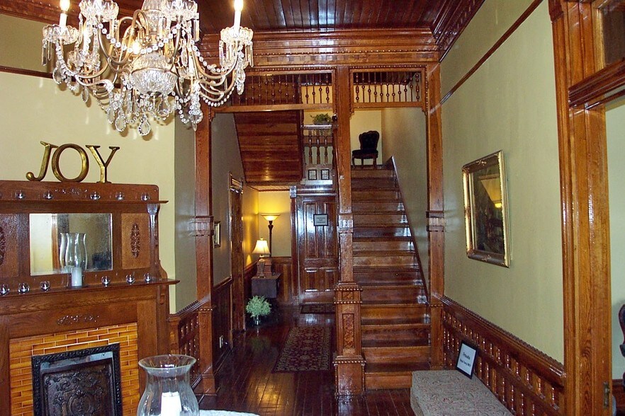 More Photos Of 27 Sycamore St, Jefferson Specialty For Lease